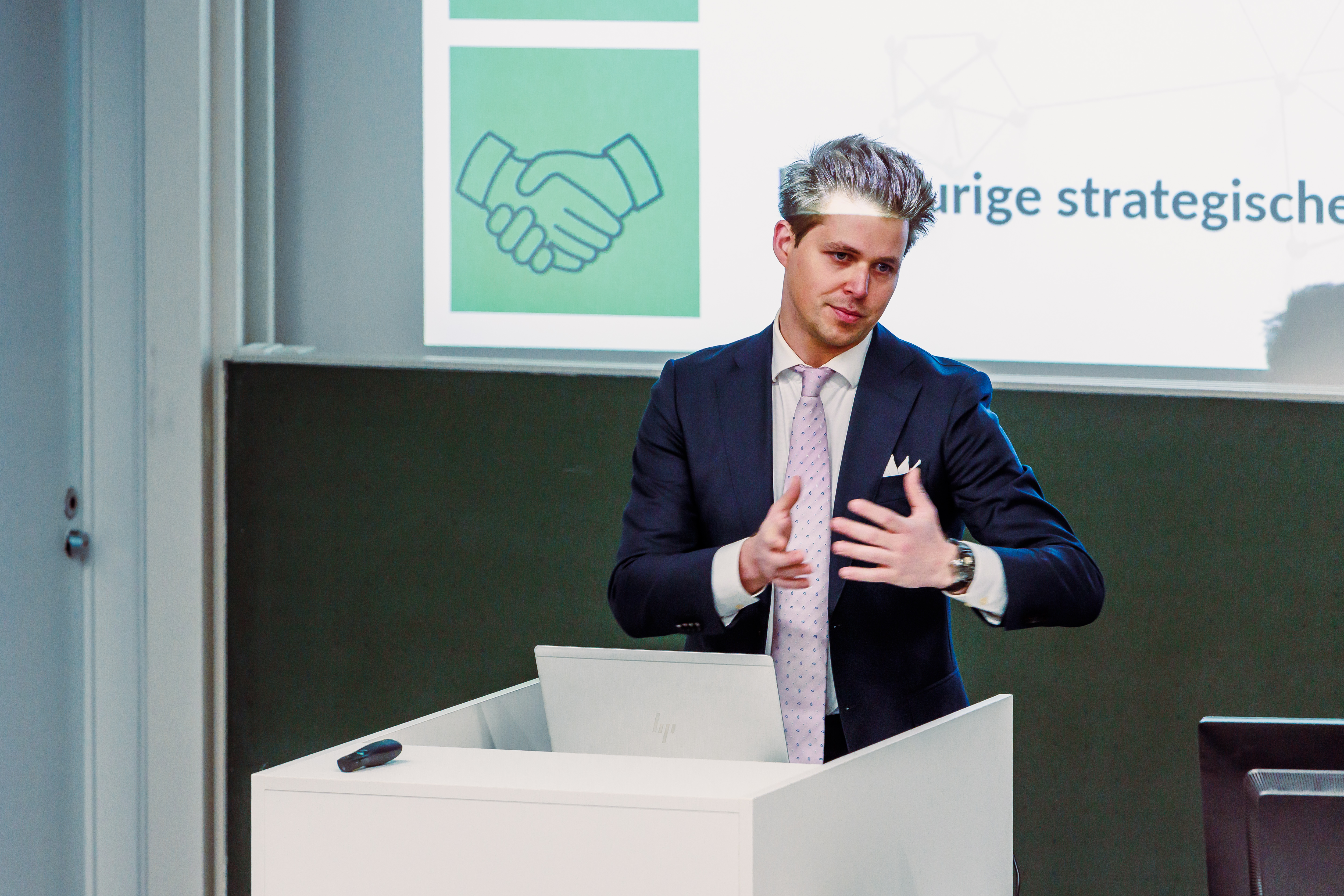 Dr. Maarten Colson
