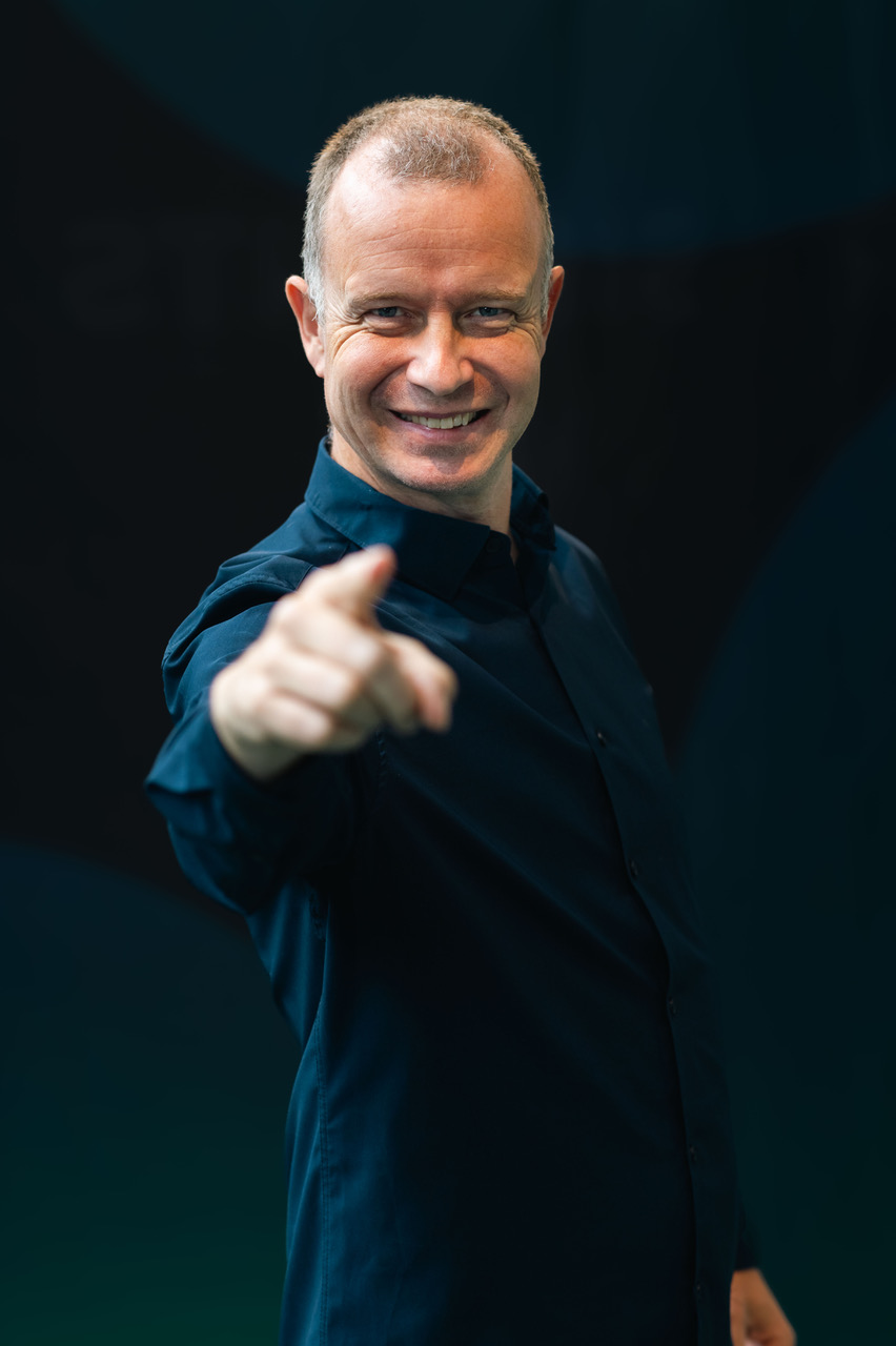 Cyriel Kortleven Headshot Pointing